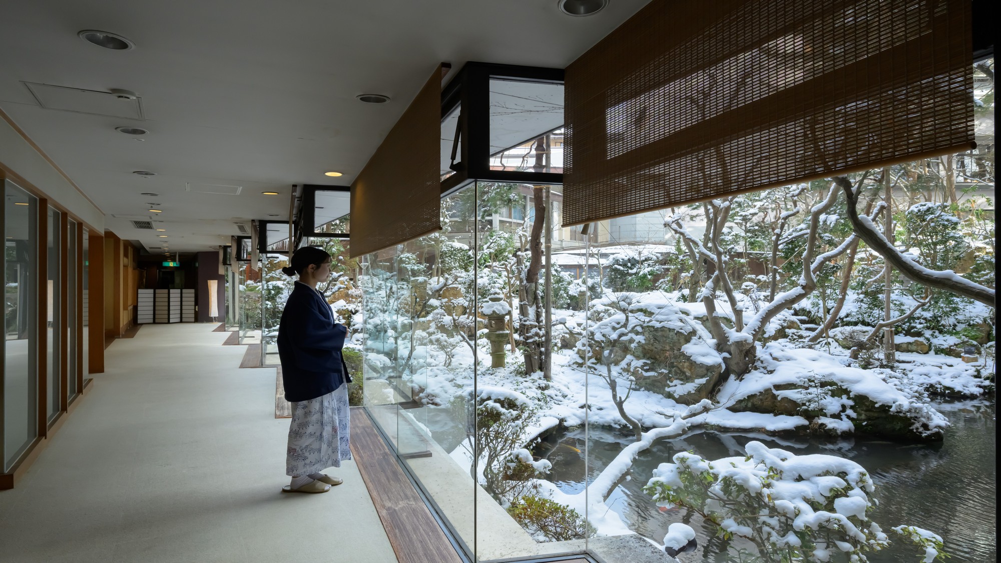 雪化粧を施した日本庭園。四季折々の美しさが、旅のひとときを優しく彩ります。