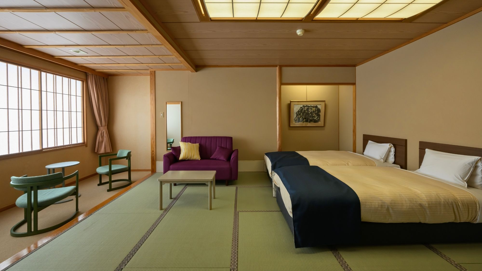 【北の丸◆蔵王側〇和室ベッド客室】畳のお部屋にベッド2台、椅子・テーブルを備えた快適な空間です。