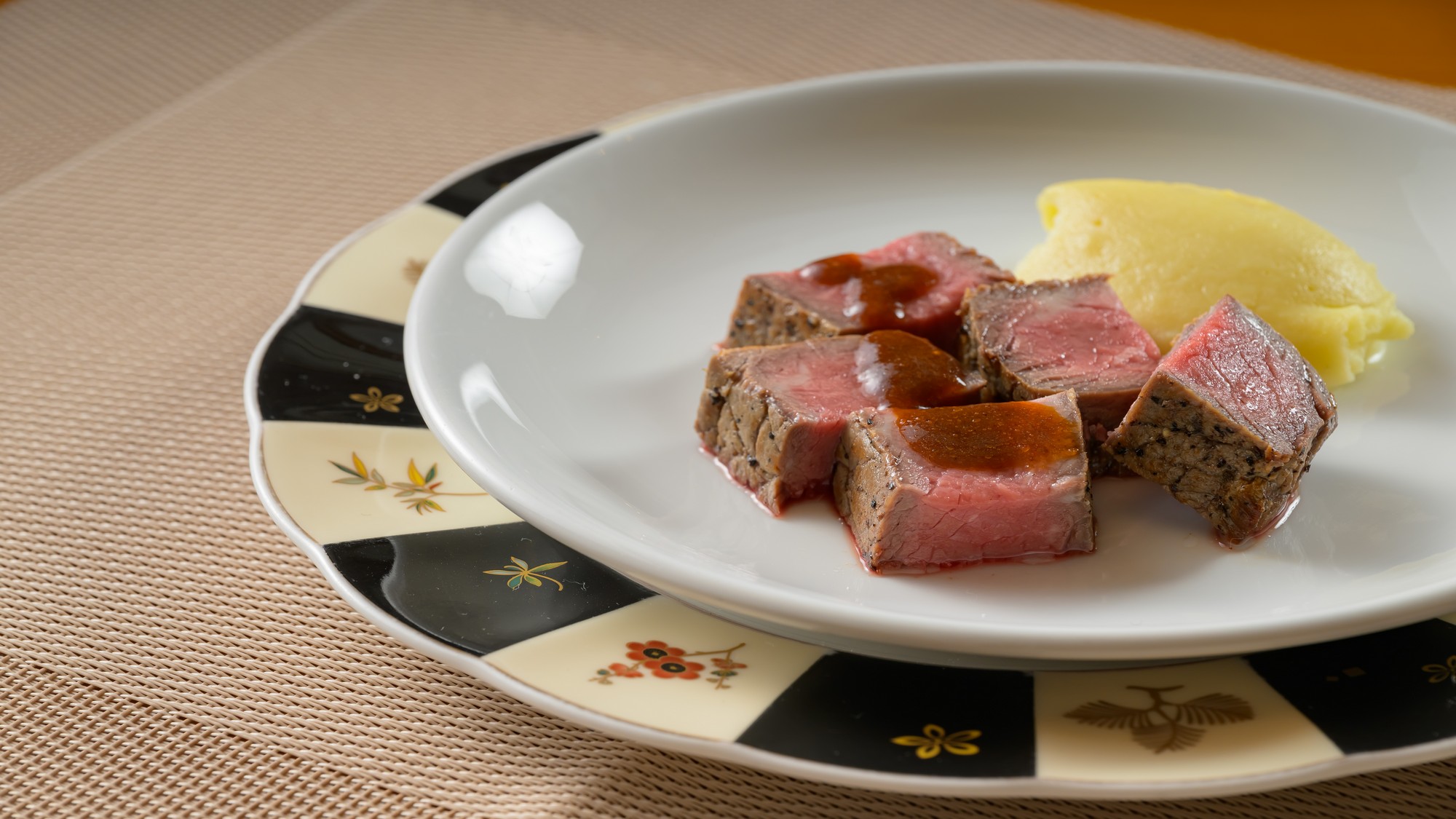 厚切りステーキをライブキッチンで焼き上げ、春らしい抹茶塩で味わう贅沢な一皿。