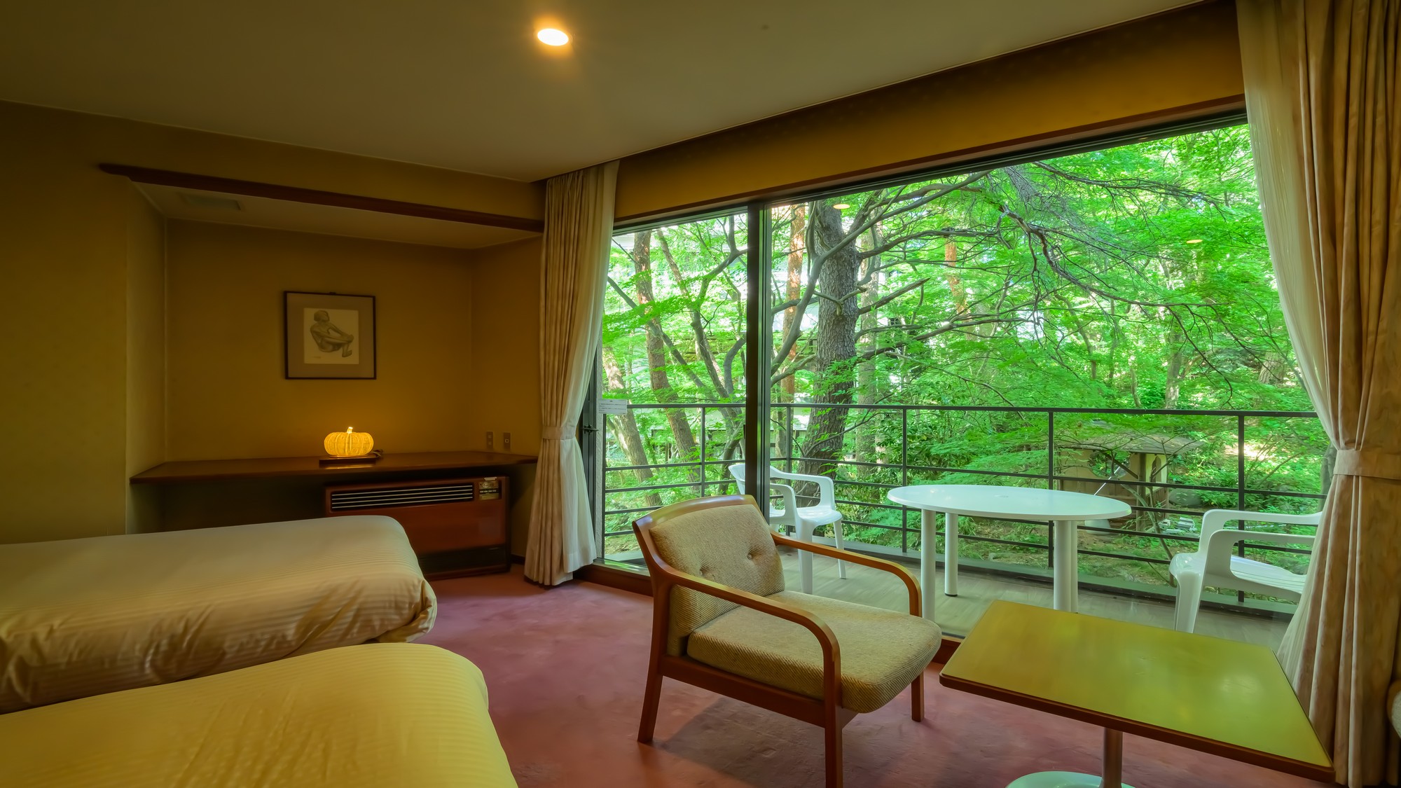 日の光が差し込む、ゆったりとした客室。落ち着いた空間で心安らぐ。