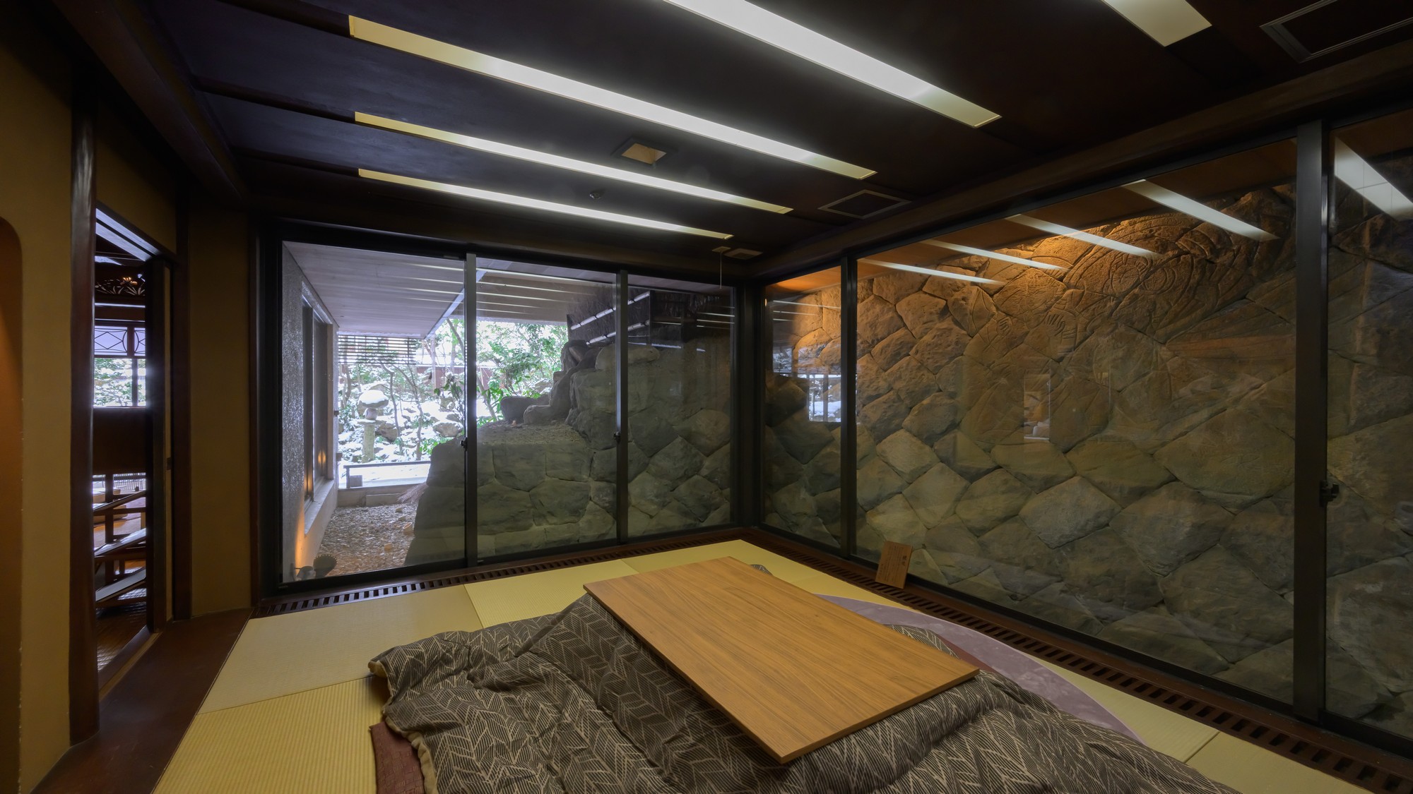 冬はやっぱり「こたつ」が一番♪ぬくぬくと温まりながら、雪景色をお愉しみください。