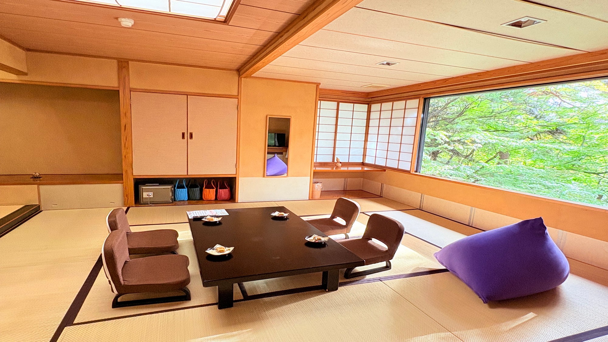 【仙渓園「竹」温泉バス付和洋室】YOGIBOを配し、家族連れのお客様も楽しくお寛ぎいただけます。