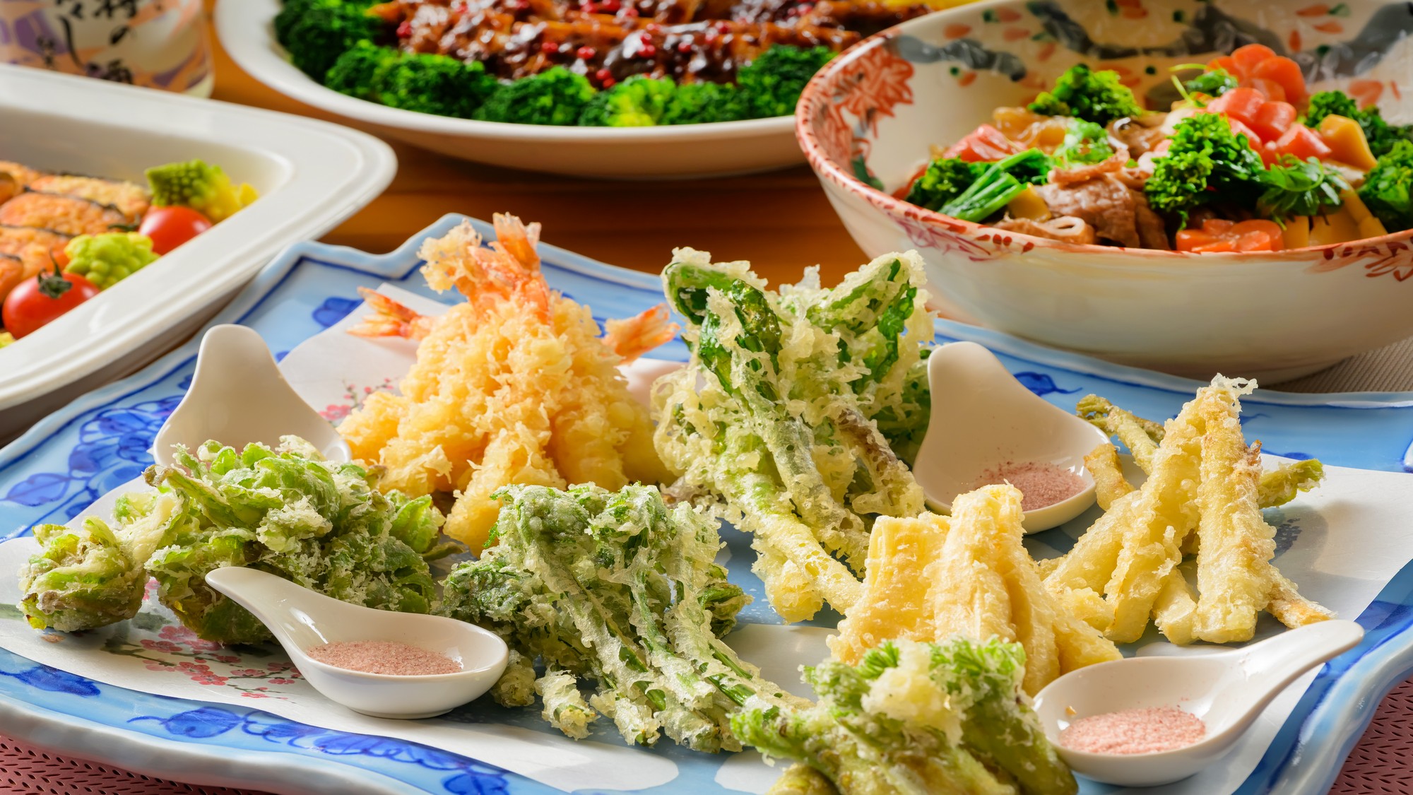 揚げたての天ぷらは、ライブキッチンで！春の山菜など、大地の恵みを桜塩でどうぞ。