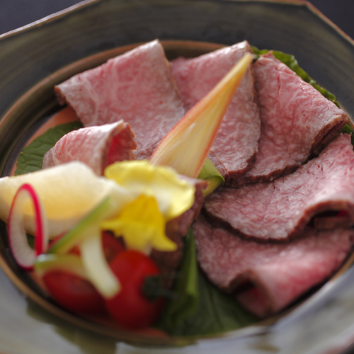 お料理の一例(飛騨牛づくし・ローストビーフ)