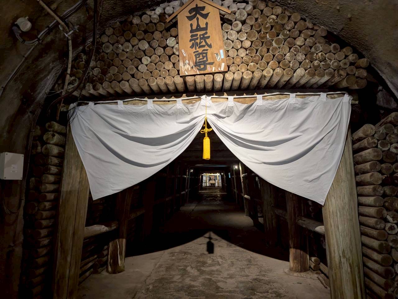 【土肥金山】お車で約3分で到着致します。