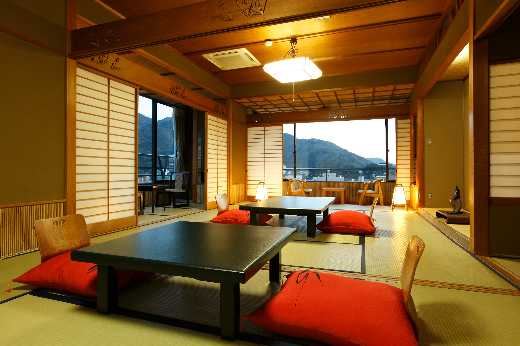 総畳数17畳以上◆伝統の趣〜次の間付客室