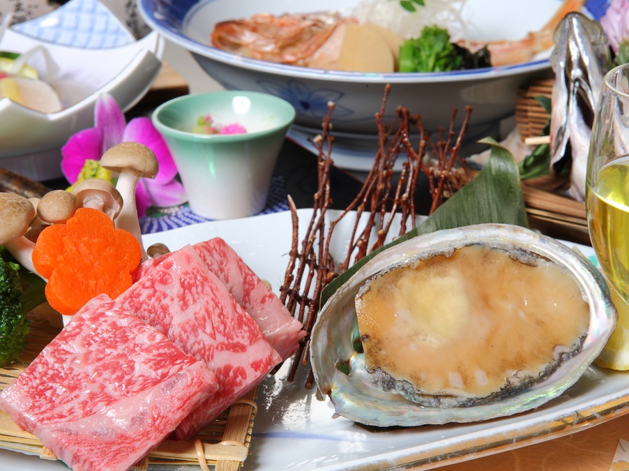 メインのお料理は「千屋牛とアワビの石焼き」｢千屋牛｣神戸牛にも負けないクオリティーを持つ肉質です