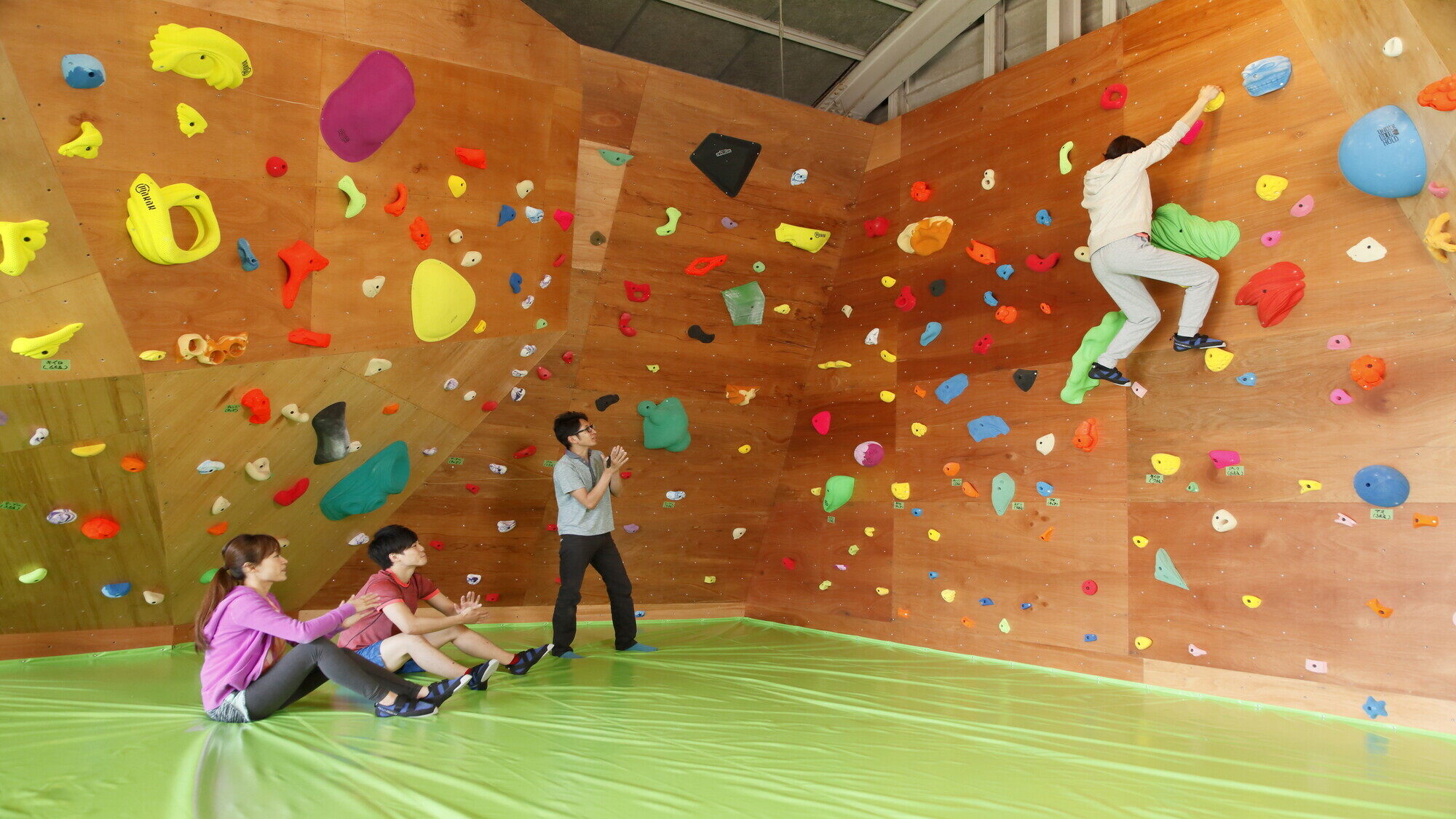 【隣接スパ「あがんなっせ」クライミングパーク菊南「ボルダリング」（※木曜定休日/祝日の場合は営業）