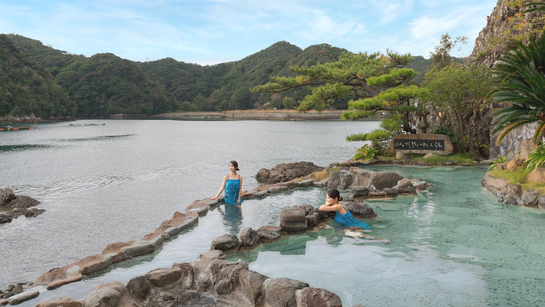 「紀州潮聞之湯」ではその名のとおり打ち寄せる波の音を聞きながら 開放感あふれる温泉を楽しめます。
