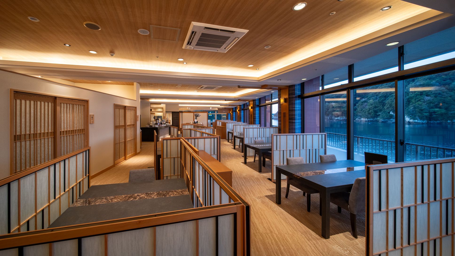 【ダイニング】熊野の恵／海側のお席は、熊野灘の美しさと開放感をお愉しみ頂けます