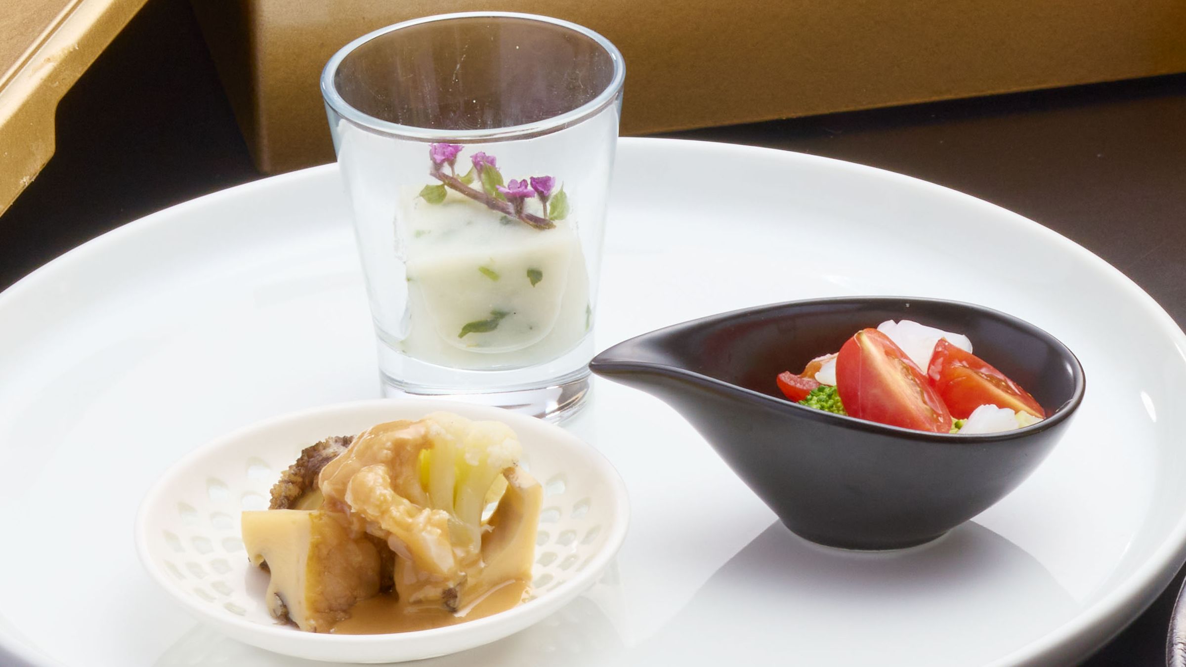 【ご夕食】熊野絢爛割烹-白龍-／先付＜百合根豆腐・鮑と花甘藍の胡麻和え＞