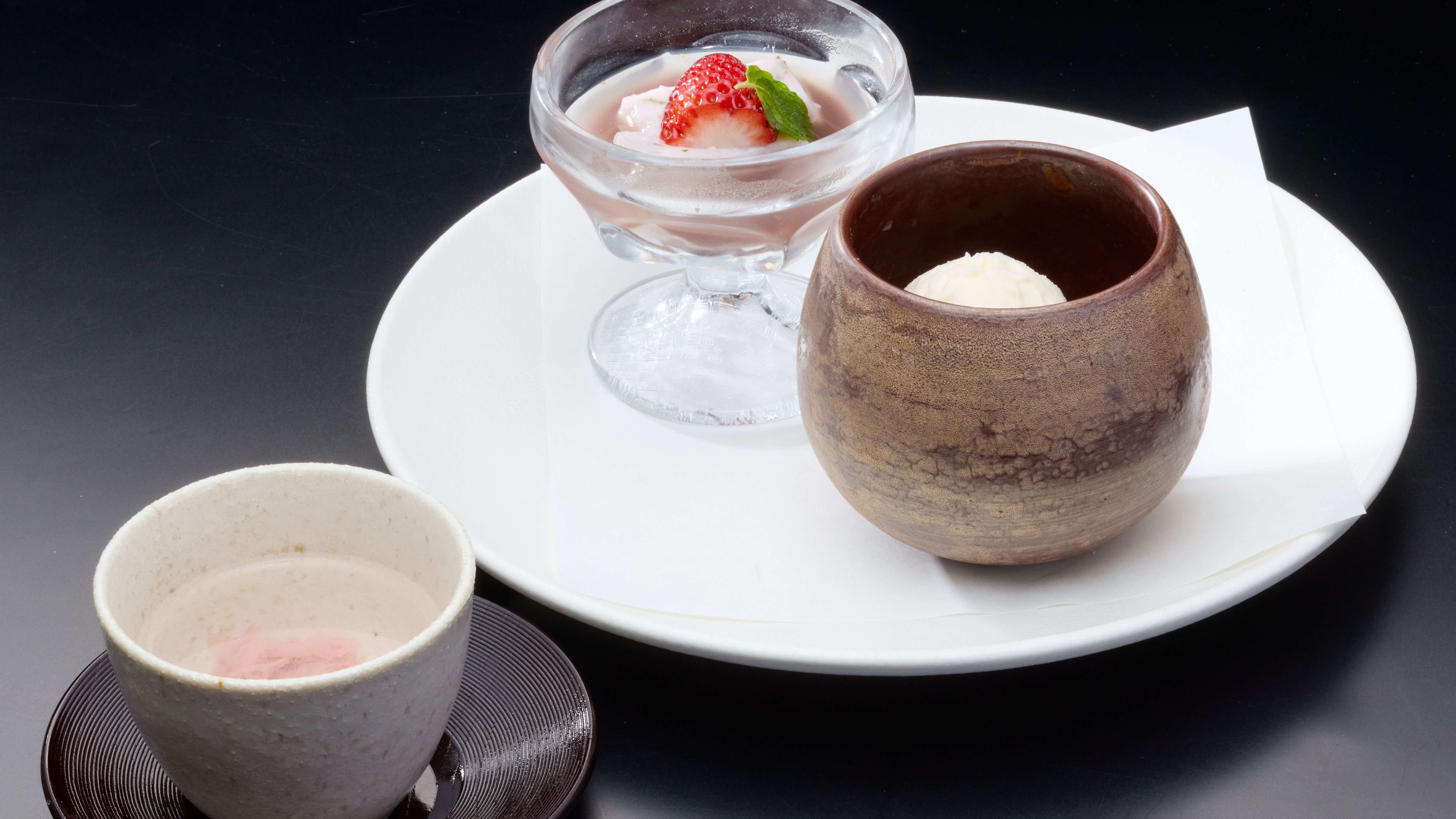 【ご夕食】熊野絢爛割烹-白龍-／甘味＜桜葛餅と白雪添え＞