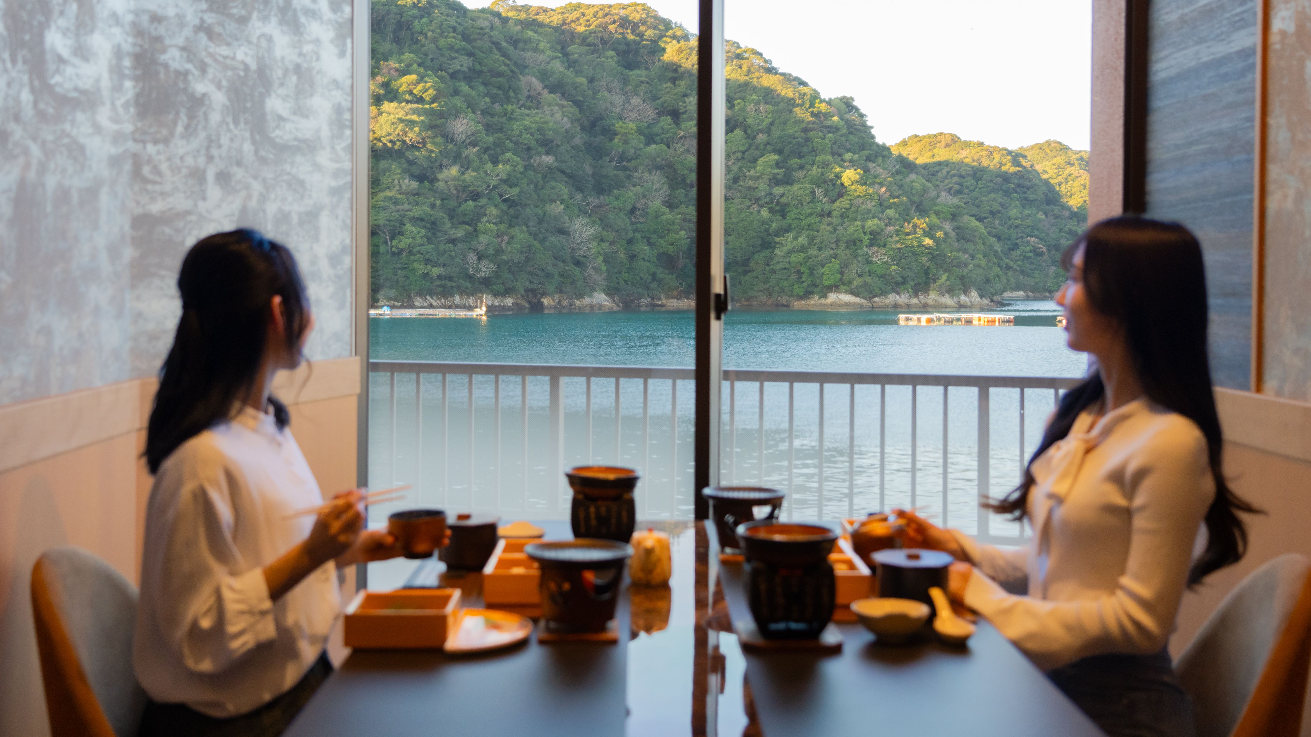 【ダイニング】熊野の恵／海側のお席は、熊野灘の美しさと開放感をお愉しみ頂けます（朝食イメージ）