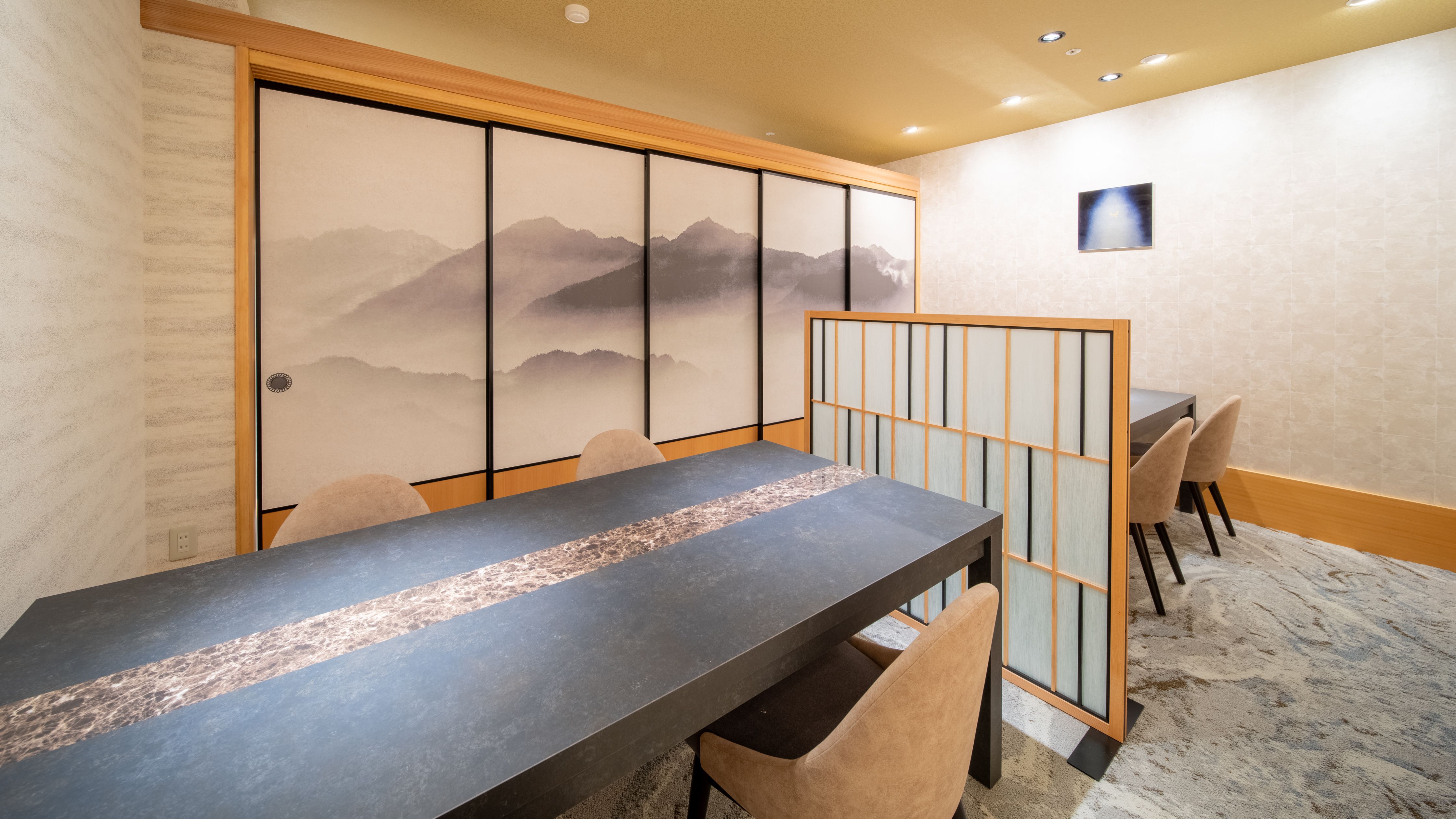 【ダイニング】個室「熊野」／木・火・岩・水の自然信仰をテーマに合わせた静謐で優雅な個室