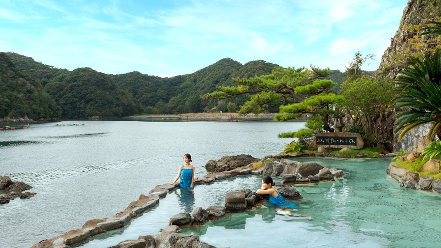 「紀州潮聞之湯」ではその名のとおり打ち寄せる波の音を聞きながら 開放感あふれる温泉を楽しめます。