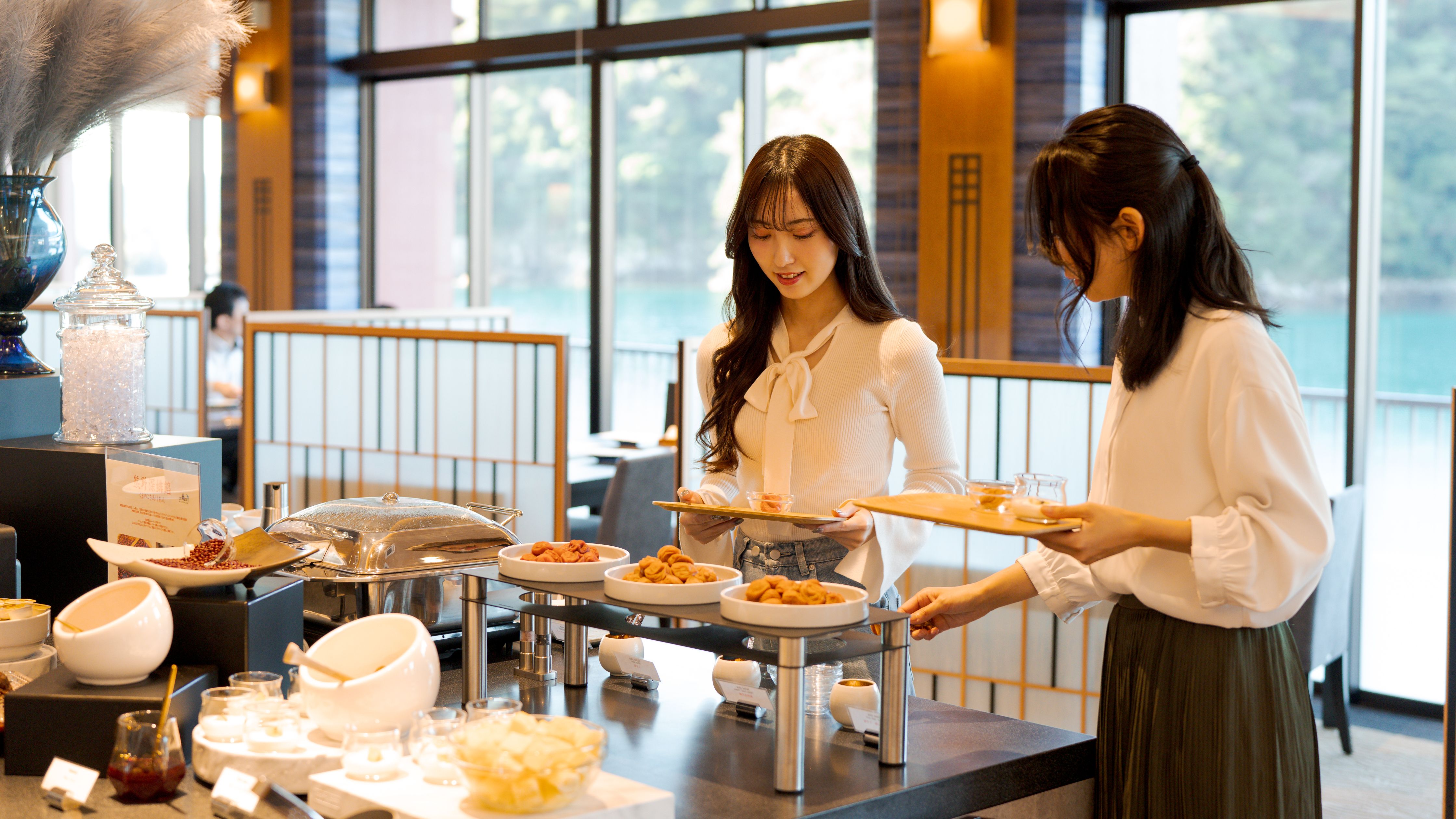 【ダイニング】熊野の恵／ご朝食ではお膳料理の他、ハーフビュッフェをご用意しております