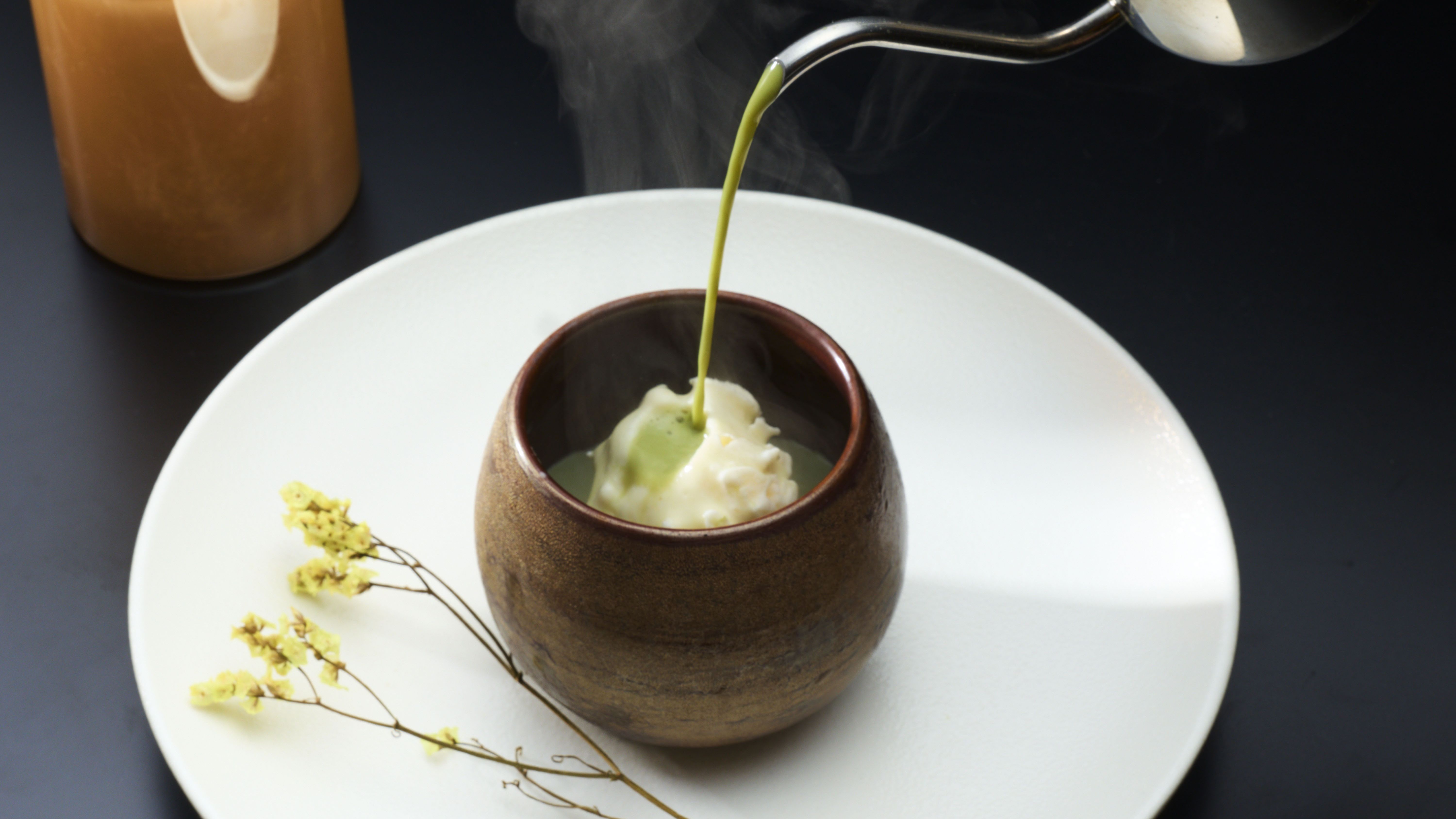 【ご夕食】熊野絢爛割烹-白龍-／甘味＜大内山バニラアイスと吉野葛と熊野深緋餡の抹茶ソースを添えて＞