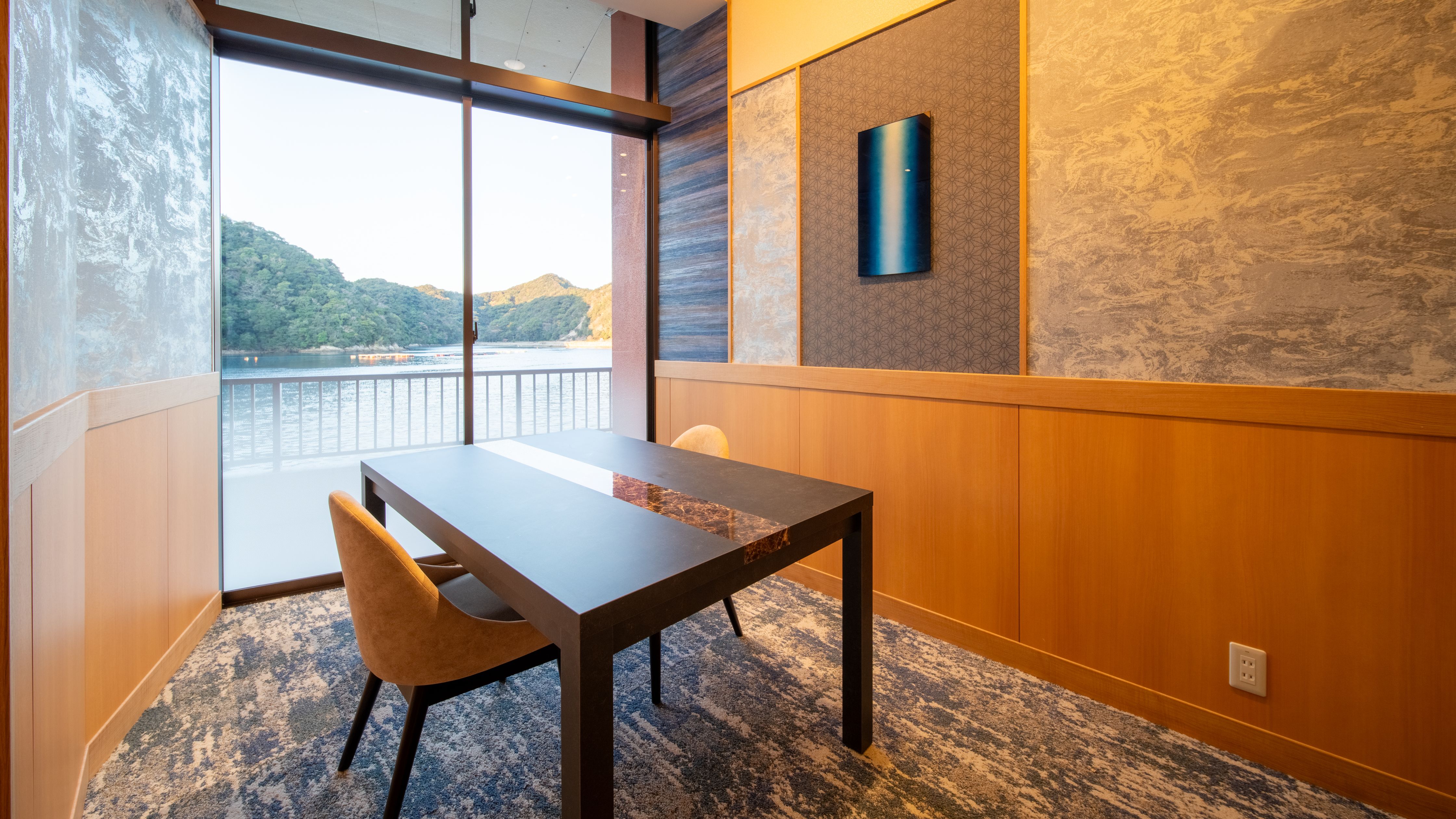 【ダイニング】個室「水分」／木・火・岩・水の自然信仰をテーマに合わせた静謐で優雅な個室