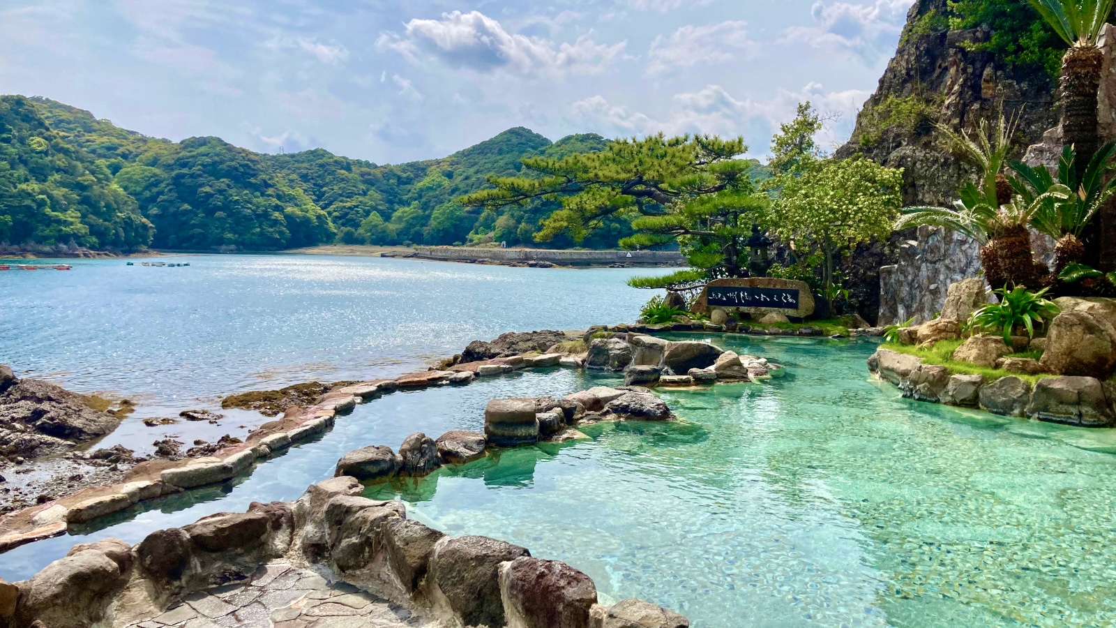 NIKKEIプラス1の何でもランキング「絶景風呂 空も海も⼀つに」で全国一位に選ばれた露天風呂です。
