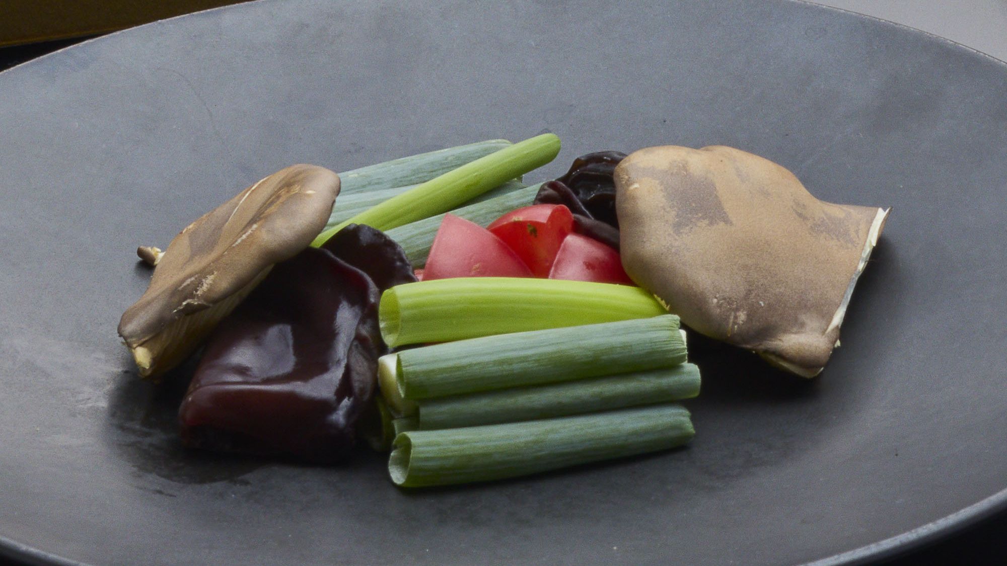 【ご夕食】熊野絢爛割烹-白龍-／強肴＜熊野宝物鋤鍋（大黒占地・アワビ茸・キクラゲ・九条葱・トマト）