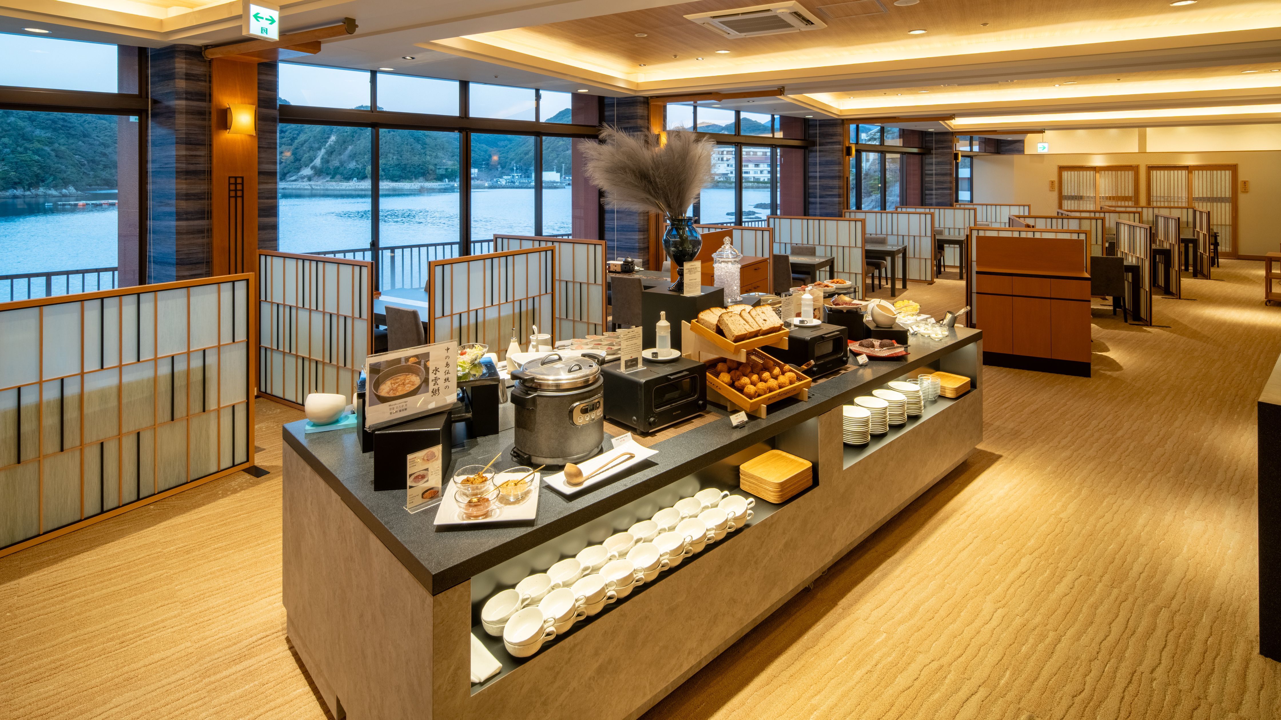 【ダイニング】熊野の恵／ご朝食ではお膳料理の他、ハーフビュッフェをご用意しております