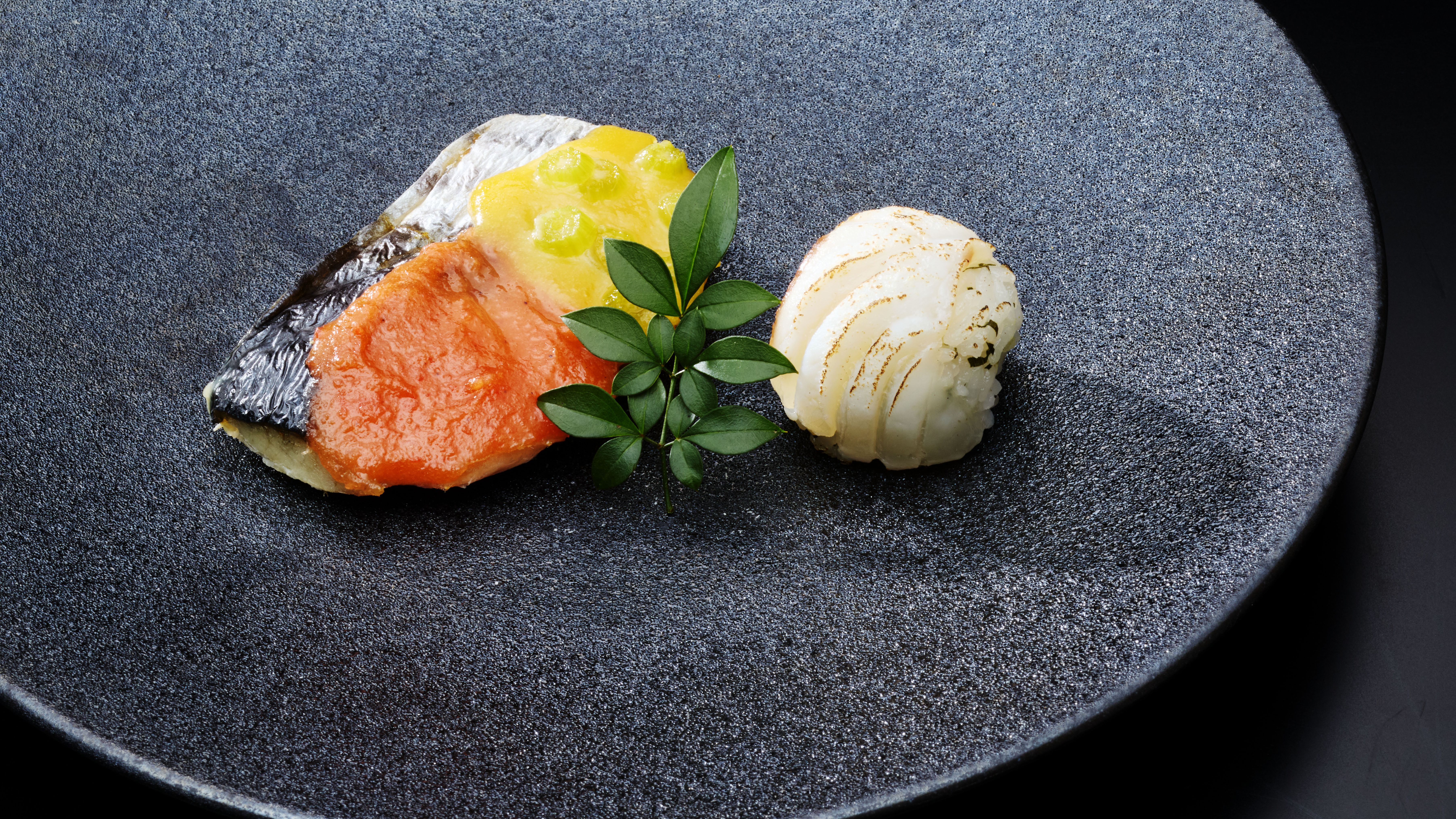 【ご夕食】熊野絢爛割烹-白龍-／焼肴＜春の鰆味噌焼き・真鯛の桜葉寿司＞