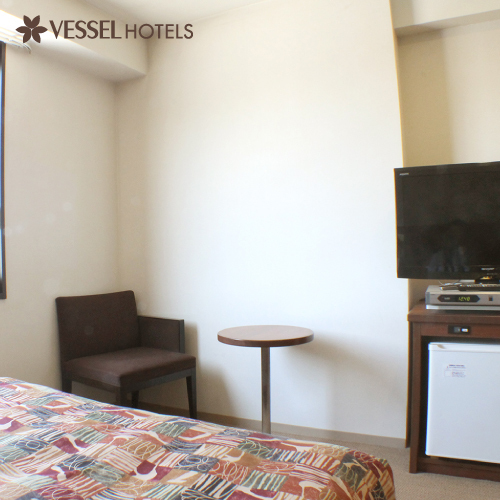 雙床房裡有一張桌子