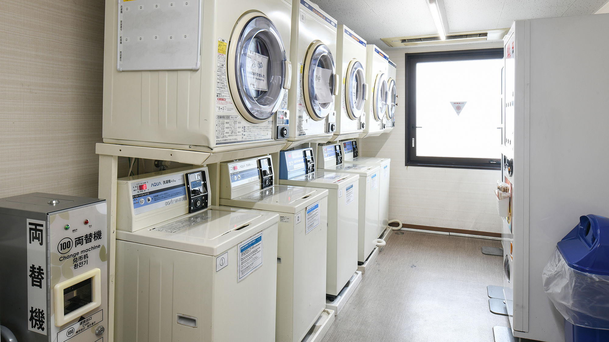 洗濯機、乾燥機共に5台あるため、長期のご宿泊も安心です。パイプハンガーや小物干しの貸出し有