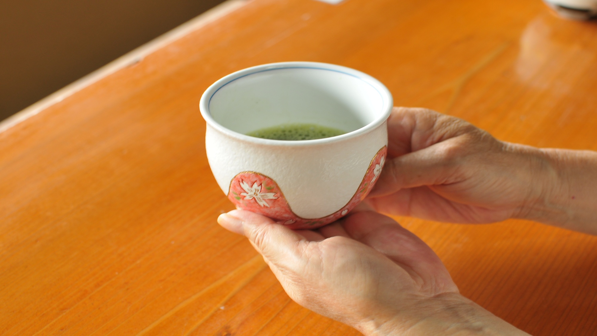 チェックイン時にお抹茶をお出しします。