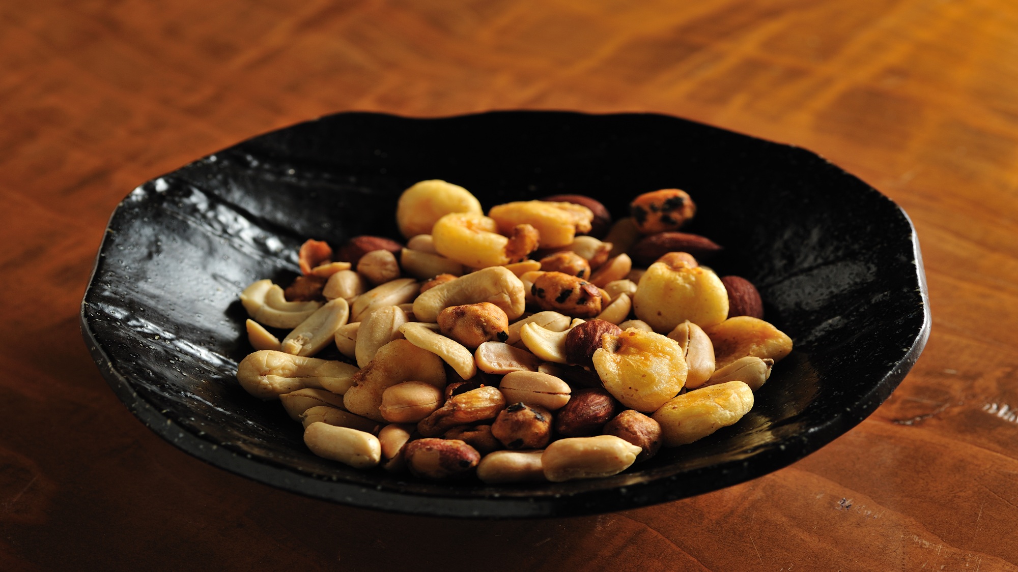 宿泊者専用のラウンジバー　ミックスナッツ