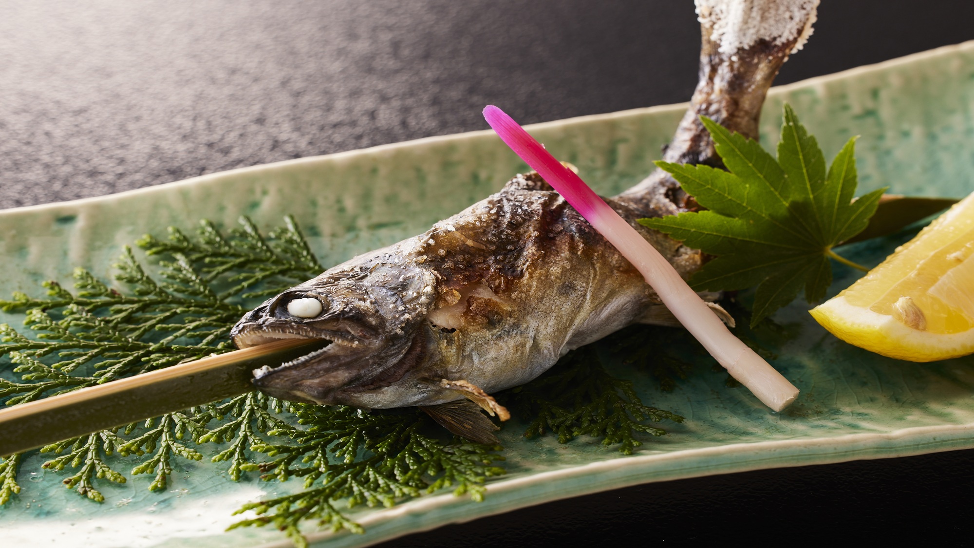 本館客室　季節の会席料理（山女魚の塩焼き）