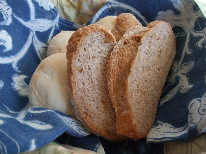 朝食の焼立てパン