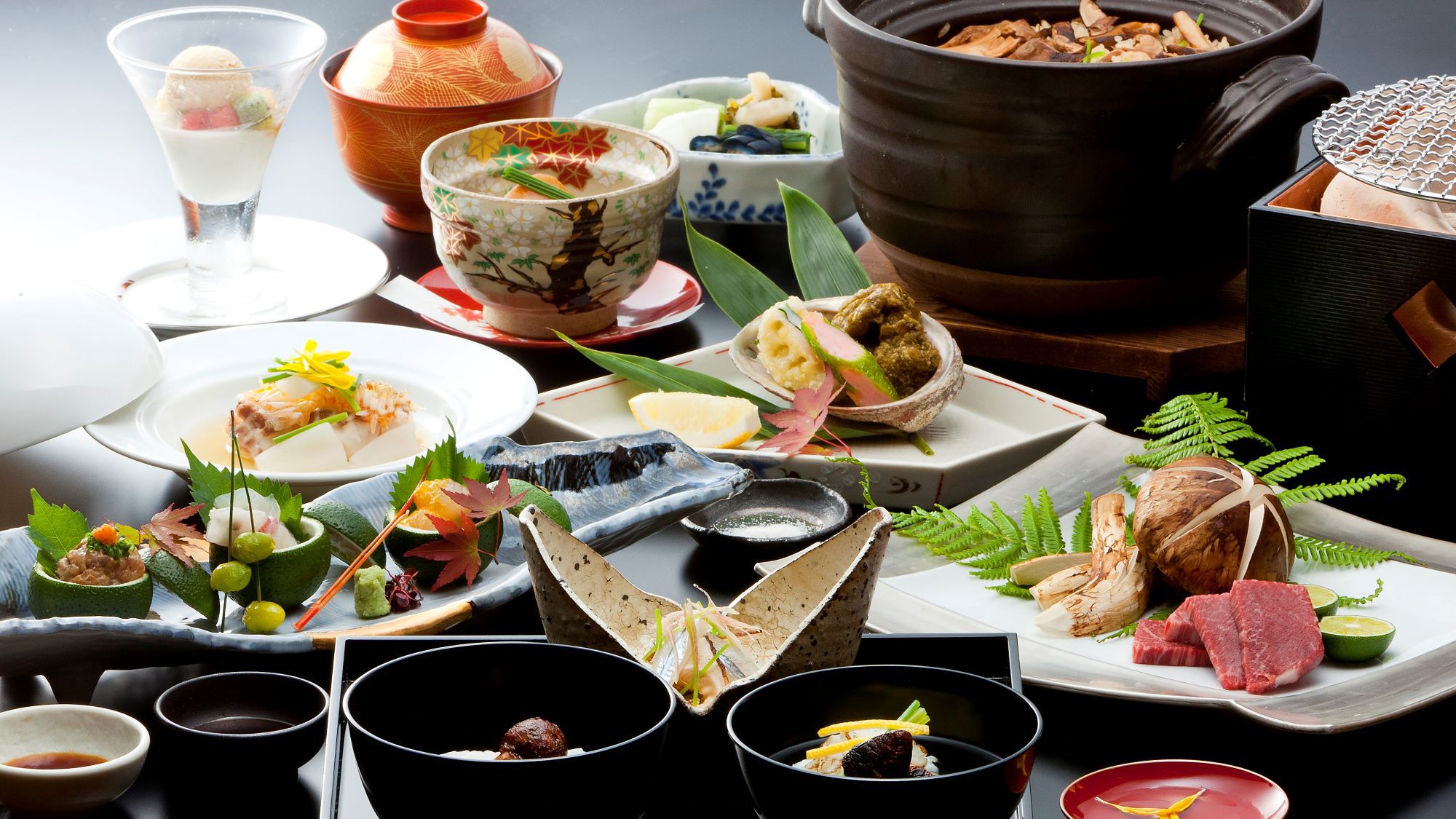 【お部屋食】「特選季節懐石」〜四季の高級食材を旬に合わせてお献立が年4回替わる見映えも重視した懐石〜