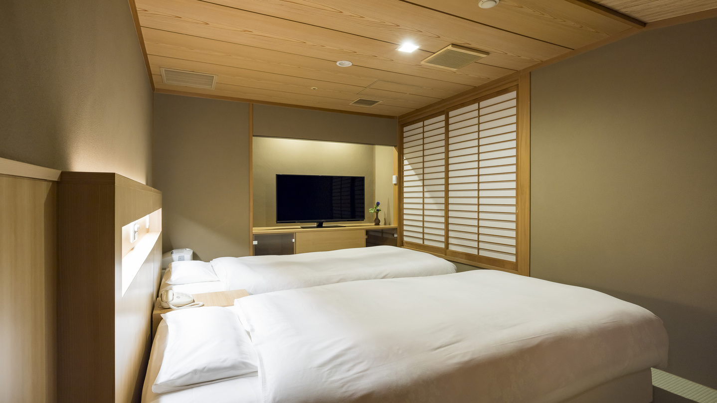 西館6階角部屋ベッド2000x1125