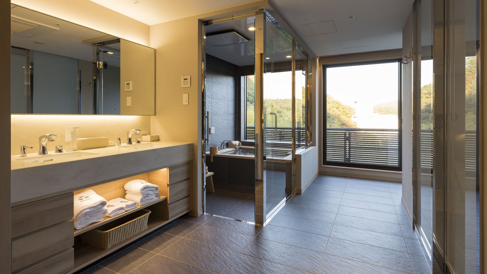 【お食事場所お任せ・特定日】2022年11月リニューアルオープン！東館・銀泉半露天スイート「葵」