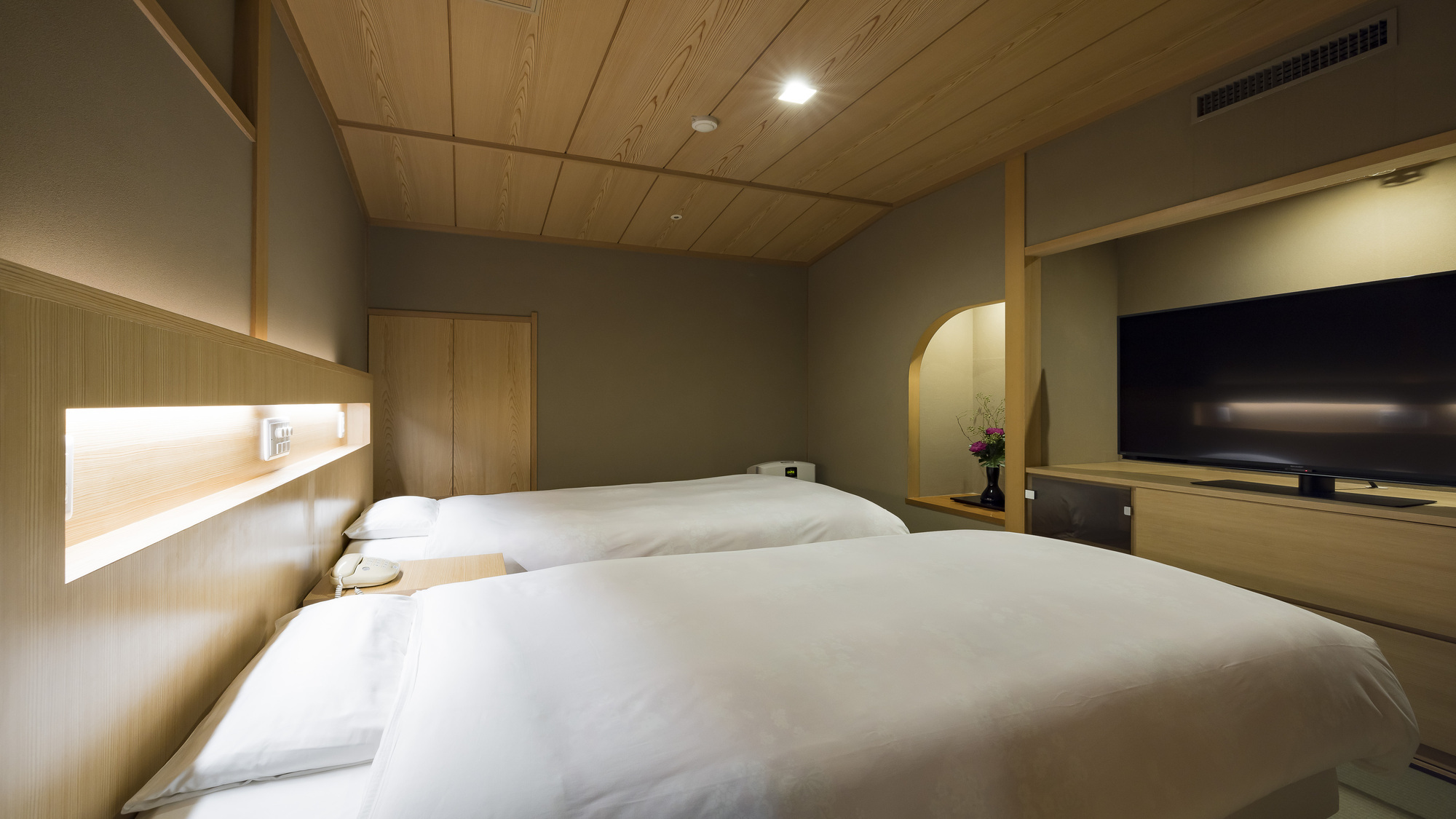 西館6階2間ベッド2000x1125