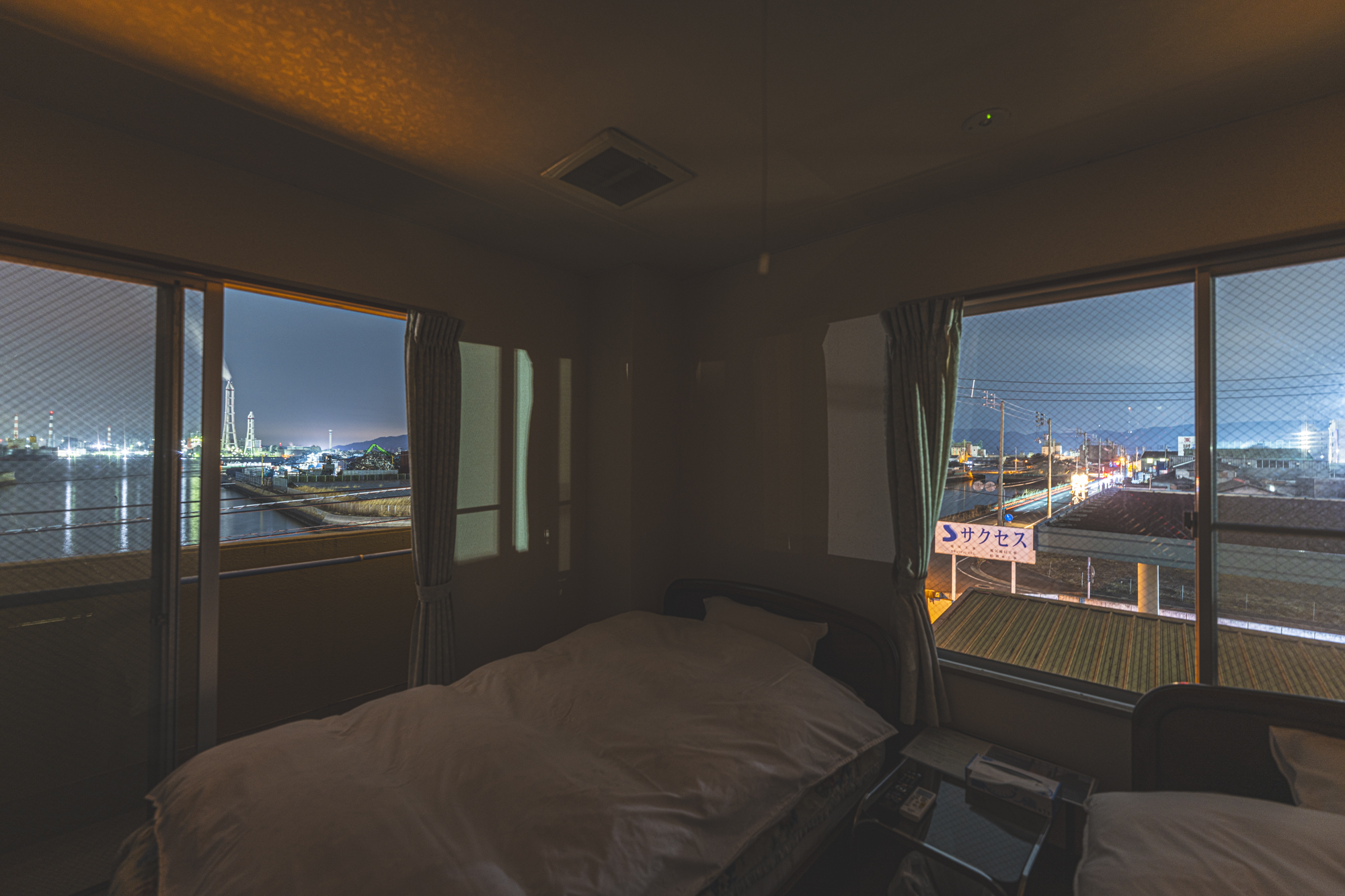 客室からの夜景（坂出番の州工業地帯）
