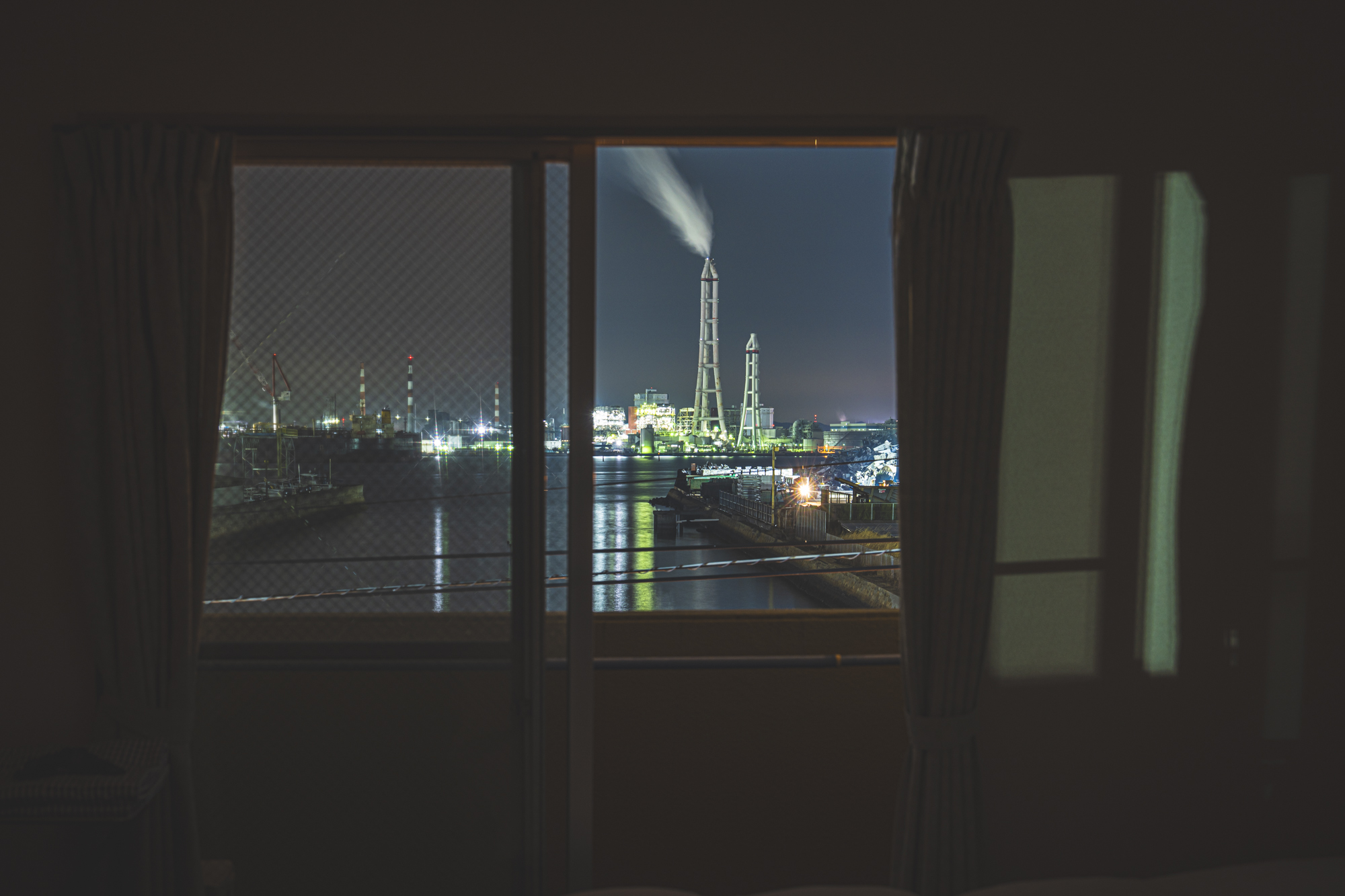 客室からの夜景（坂出番の州工業地帯）