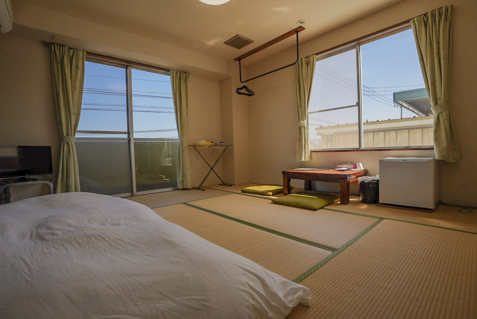 広々とした和室タイプのお部屋。バス・トイレは共用ですが、ゆったりとお過ごしいただけます。