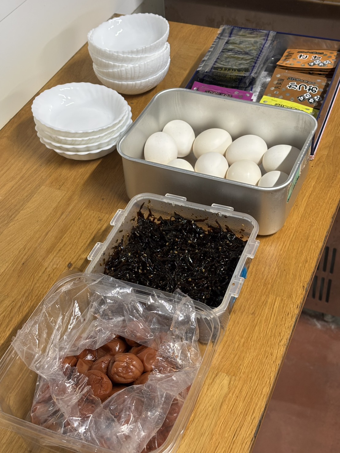 梅干し、ひじき、生卵、味のり、各種ふりかけもおかわり自由