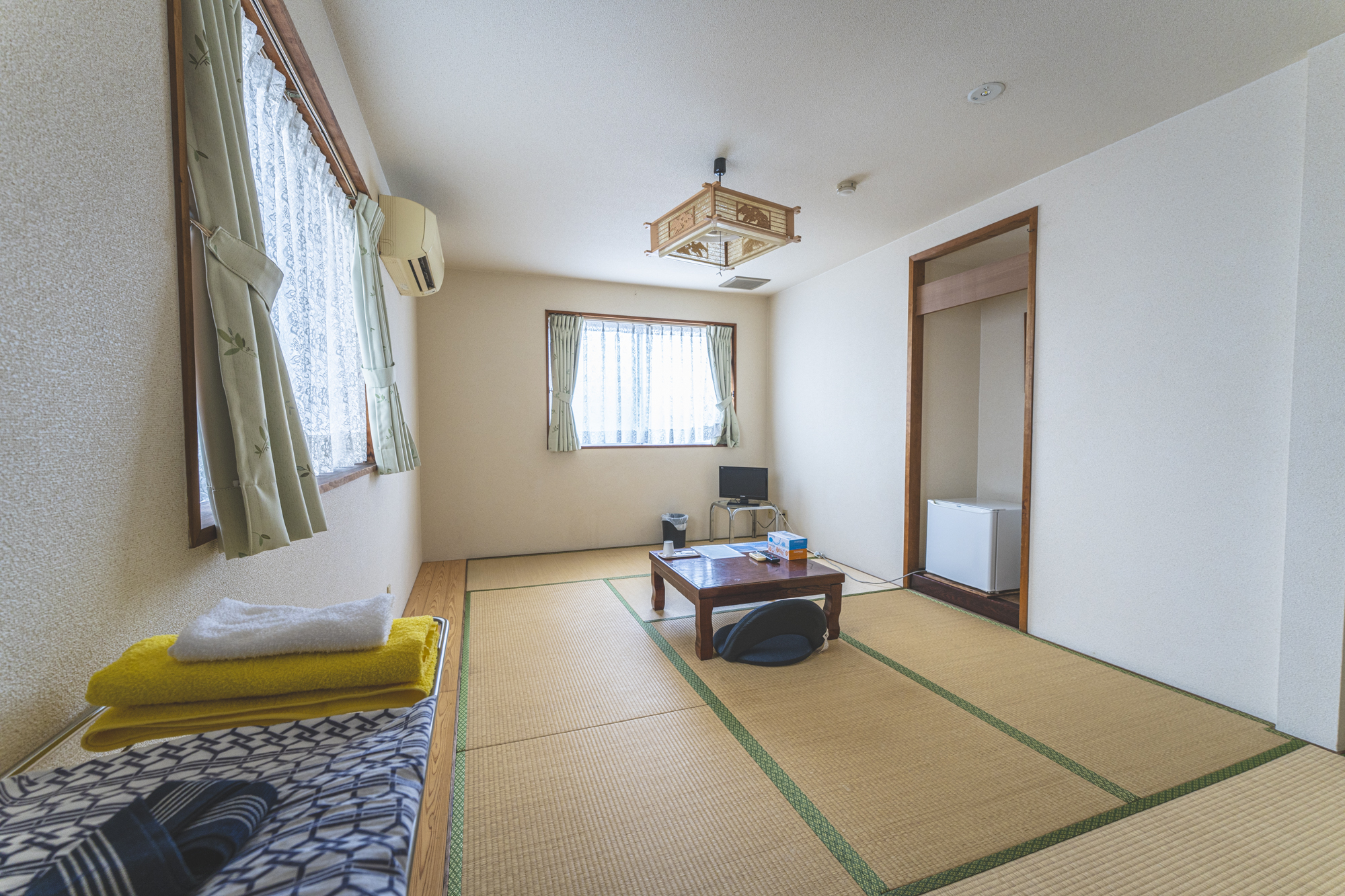 ご家族やグループでもゆったり過ごせる広めの和室。畳のお部屋でゆっくりおくつろぎいただけます。