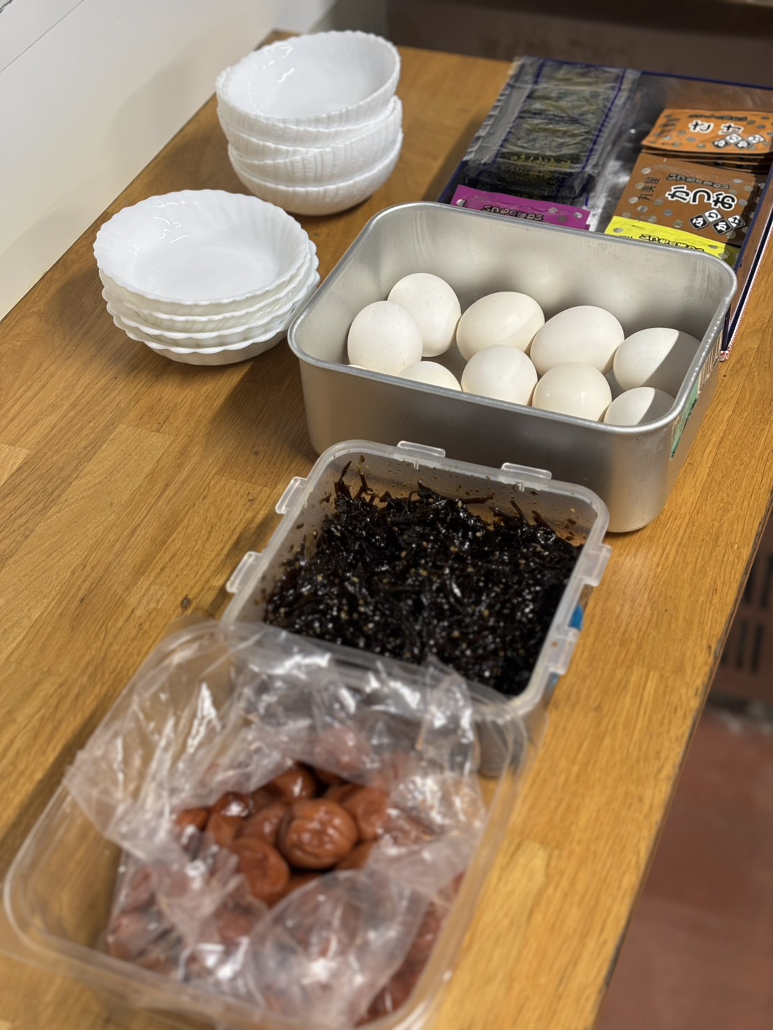 梅干し、ひじき、生卵、味のり、各種ふりかけもおかわり自由