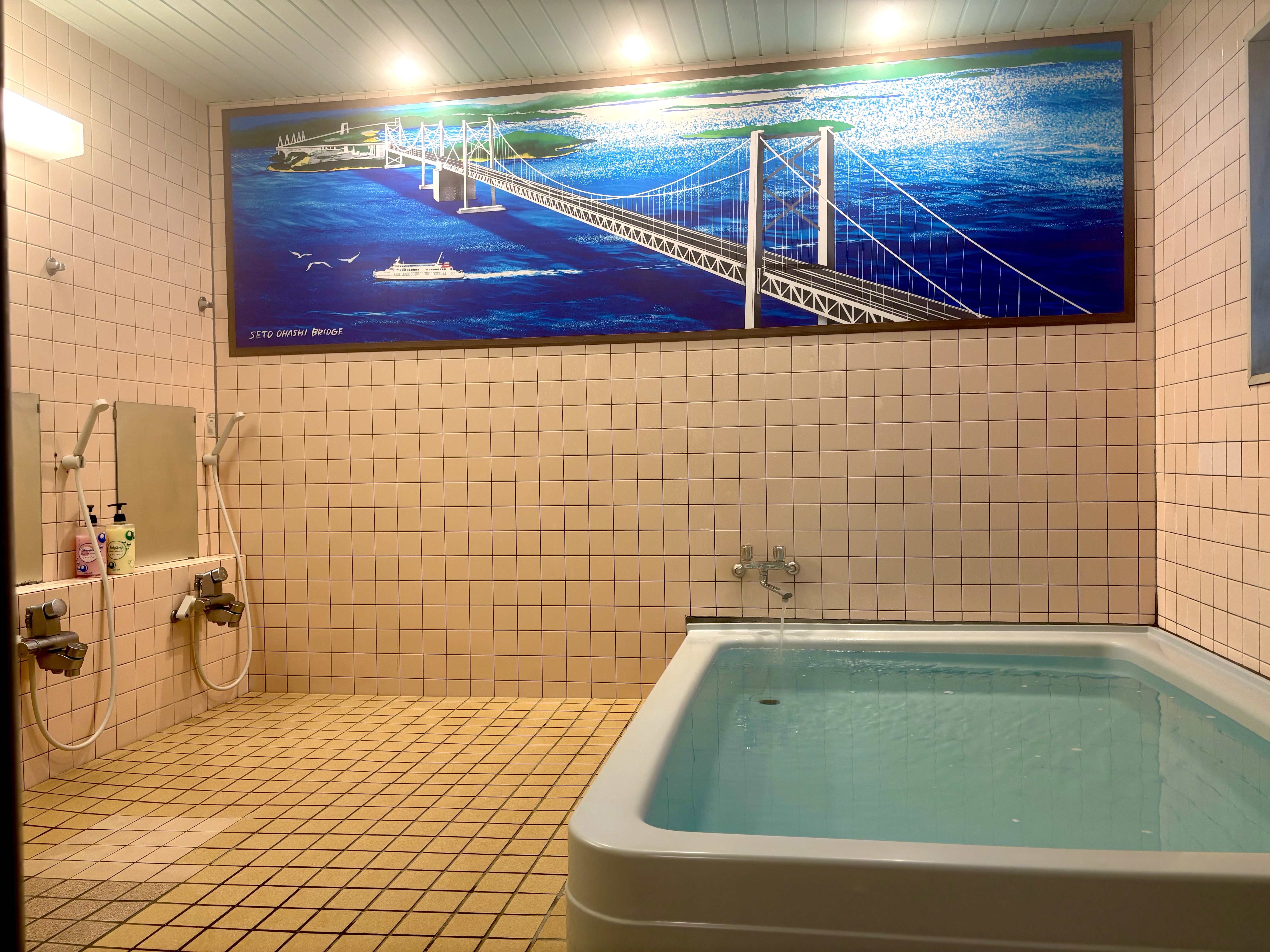 壁いっぱいに描かれた瀬戸大橋と瀬戸内の風景のアートが目を引く大浴場。地元の風景に包まれながら、ゆっくりお湯につかれる癒しの空間です