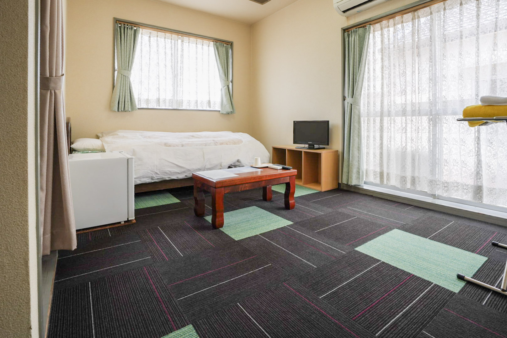 バス・トイレ付きの落ち着いた洋室。出張や一人旅、長期滞在にもおすすめのお部屋です。
