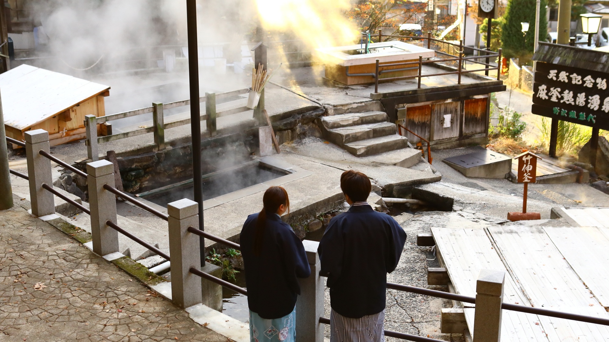 麻釜。100℃近い熱湯が湧出する源泉の一つ。村の人達の生活の場。