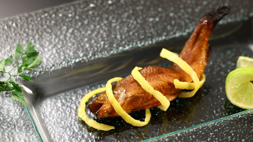 【夕食】ポワソン～魚料理～一例。岩魚のスモーク　リンゴコンポート添え