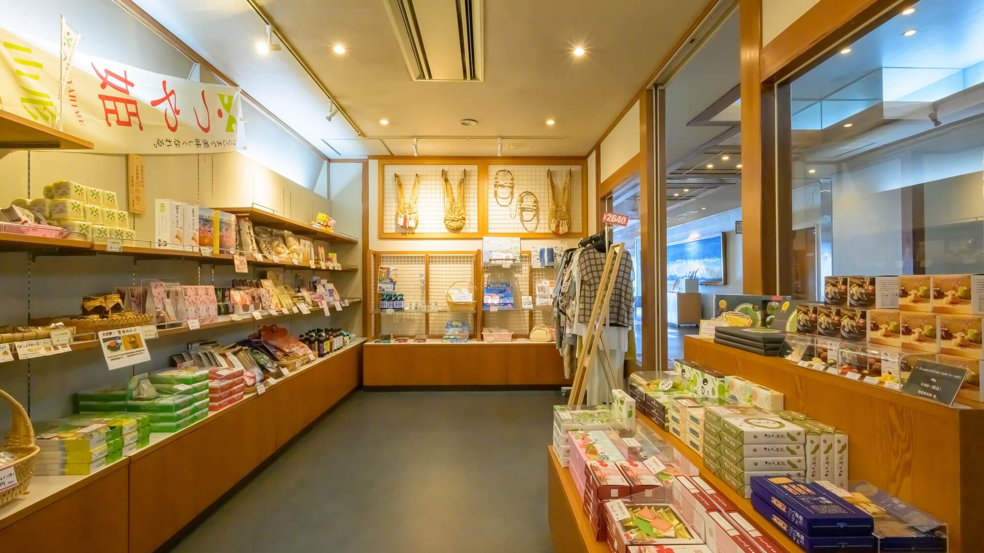 【売店】山形愛が詰まったセレクト！とっておきのお土産を見つけてください。