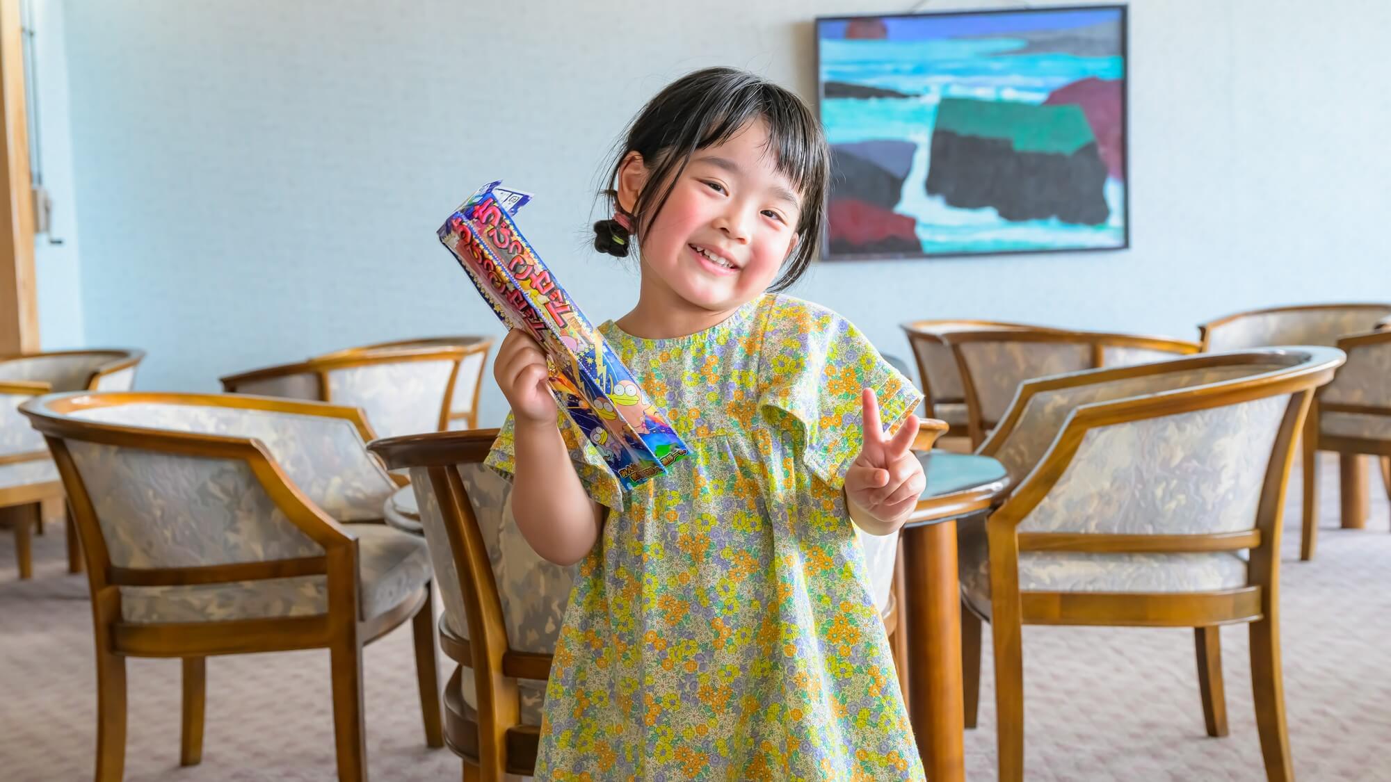 【夏のお子様特典】手持ち花火をプレゼント！浜辺で遊べます。夕食時にはドリンクサービスも。