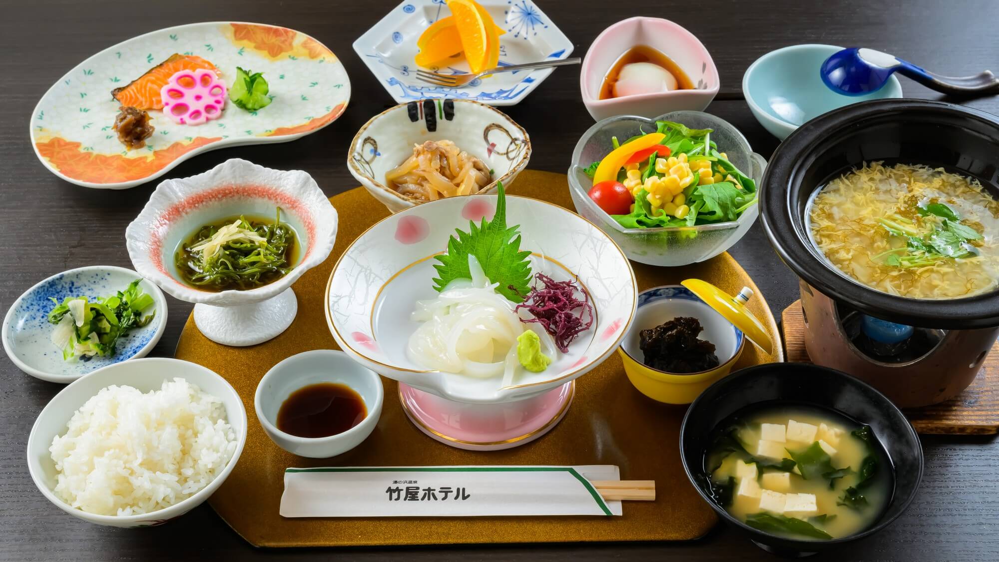 【朝食一例】米どころ山形の美味しいお米に庄内浜の海の幸など、地元食材を使用した温かく体に優しい和朝食