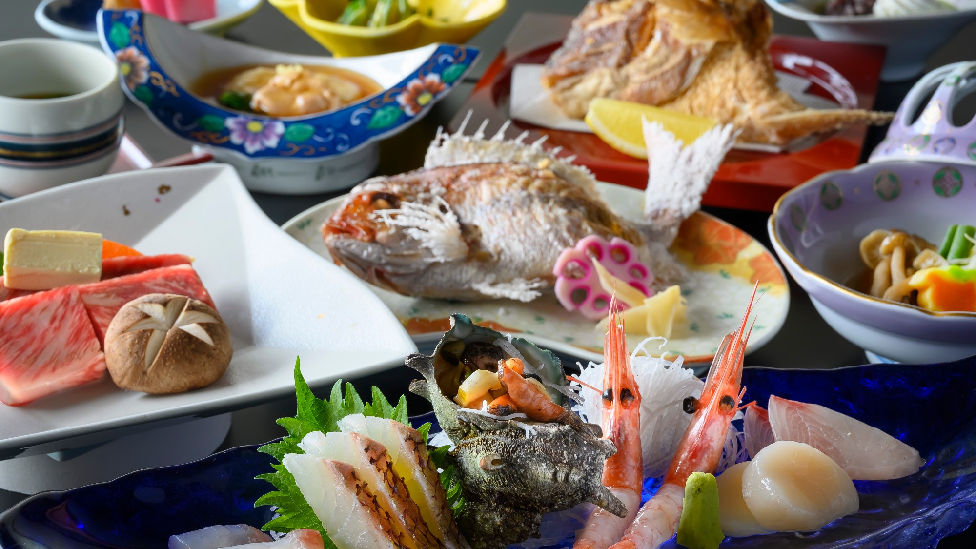 【ご夕食一例】鮮魚のお造り盛り合わせに浜焼きや鯛の兜揚げなど海の幸がズラリと並びます！